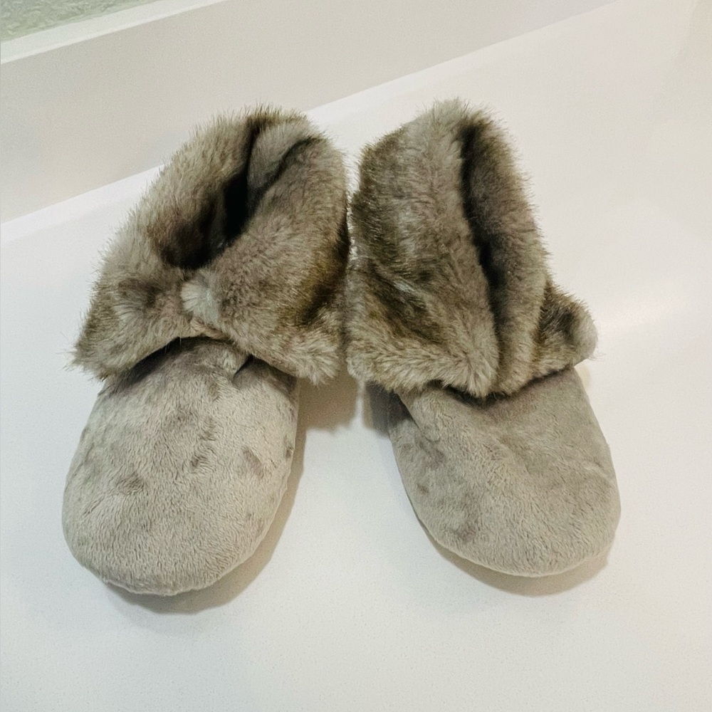 Like New Pottery Barn Faux Fur Bedroom Slippers